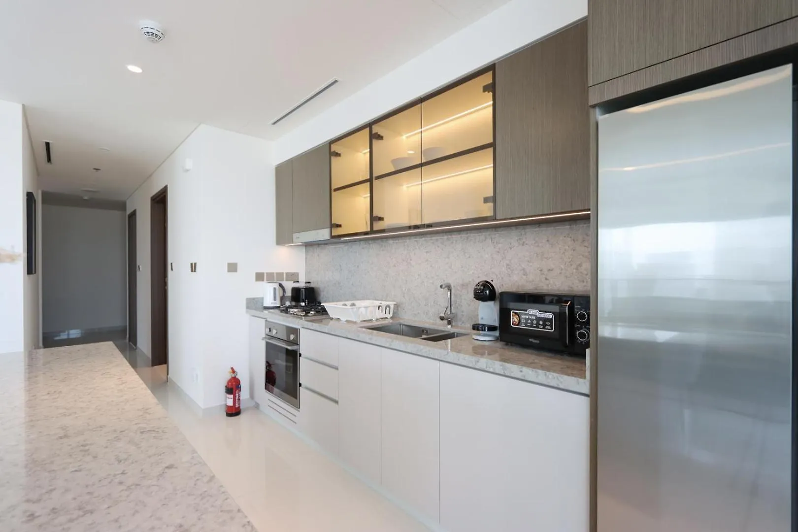 2B Beachfront With Harbour Views And Beach Access Dubai Apartment