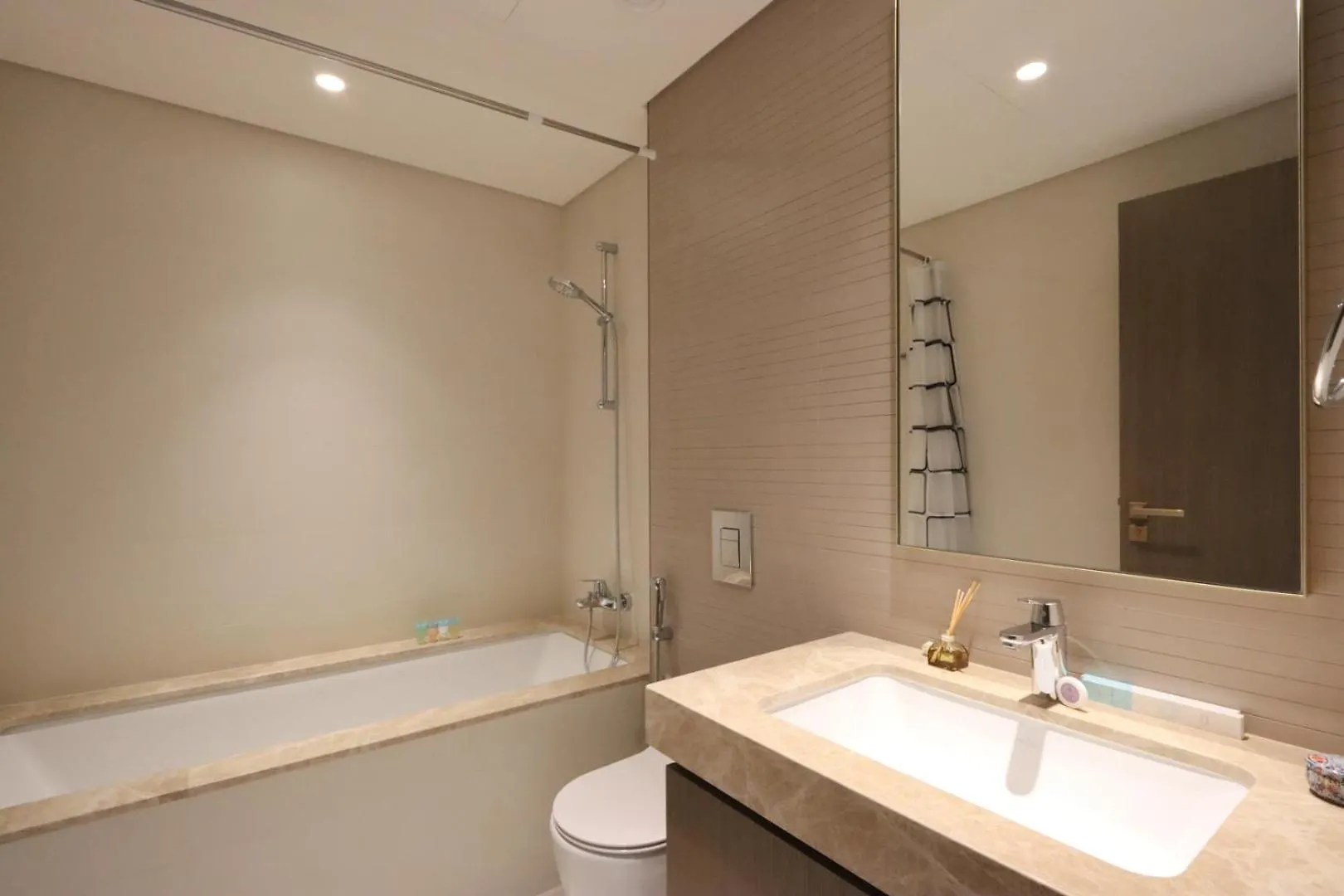 2B Beachfront With Harbour Views And Beach Access Dubai